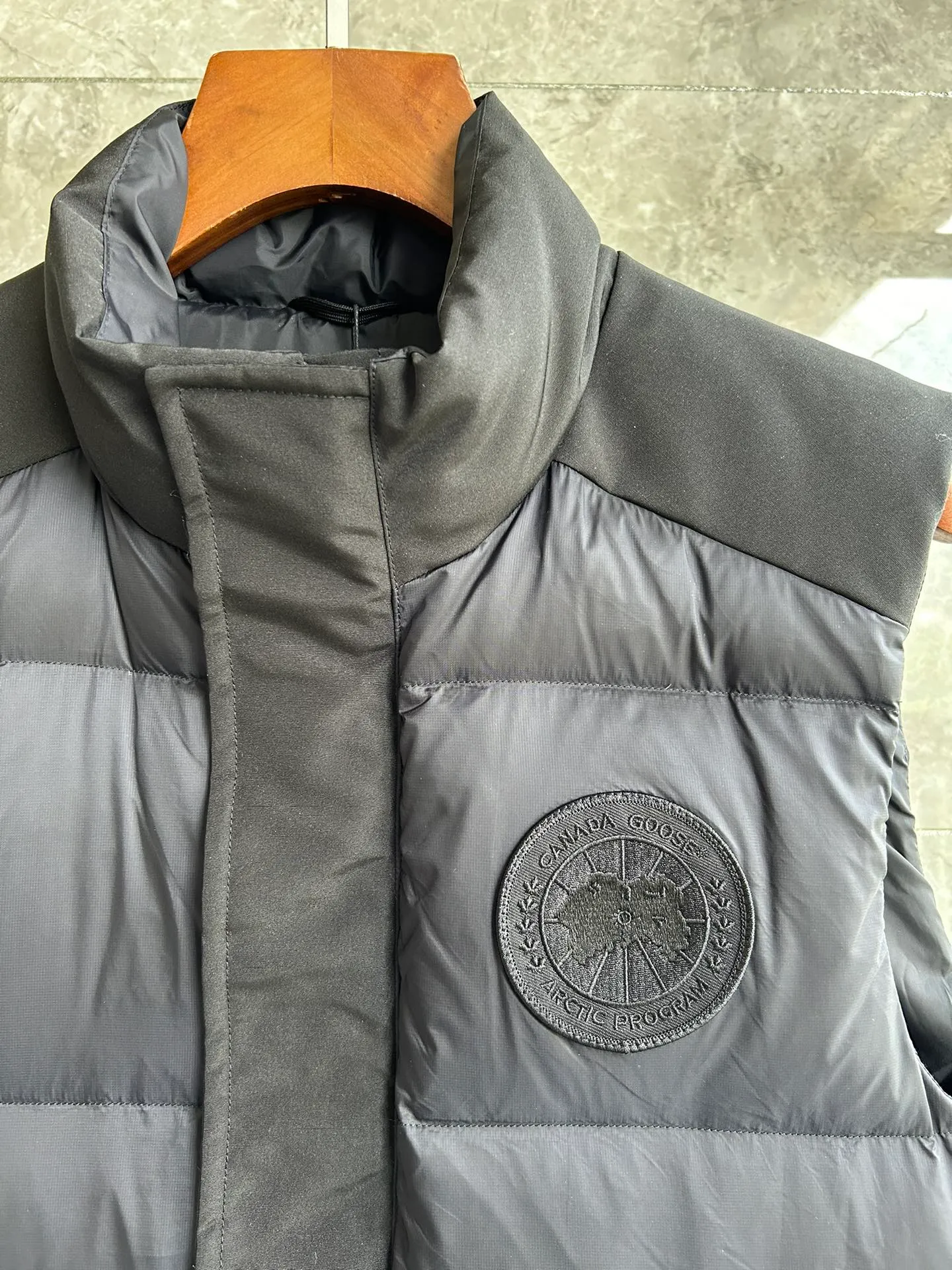 P560 Big Goose 2057MW puff down vest [note the version is too large] Canada Goose Canada Goose FW23 Freestyle waterproof solid color stand collar button down vest Paradigm Freestyle Vest-WD Color: Black White Size: XS S M L XL XXL 2057MW Paradigm Freestyle Vest-WD Men's style. Color: black. Sizes: XS S M L XL XXL.